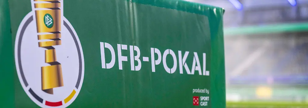 Fussball-DFB-Pokal-SC-Paderborn-07-Bayer-Leverkusen-2-Runde-Home-Deluxe-Arena-Das-Logo-des-DFB-Pokal-ist-am-Spielfeldrand-platziert-Das-Hauptfeld-fuer-den-DFB-Pokal-2026-27-ist-komplett