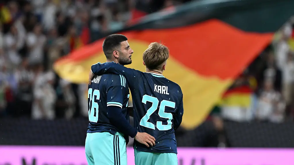 31-05-2026-Rheinland-Pfalz-Mainz-Fussball-Maenner-WM-Vorbereitung-Laenderspiel-vor-der-WM-Endrunde-Mewa-Arena-Deniz-Undav-l-Deutschland-jubelt-nach-dem-Tor-seinem-Tor-zum-3-0-mit-Lennart-Karl-Deutschland-Foto-Federico-Gambarini-dpa-WICHTIGER-HINWEIS-Gemaess-den-Vorgaben-der-DFL-Deutsche-Fussball-Liga-bzw-des-DFB-Deutscher-Fussball-Bund-ist-es-untersagt-in-dem-Stadion-und-oder-vom-Spiel-angefertigte-Fotoaufnahmen-in-Form-von-Sequenzbildern-und-oder-videoaehnlichen-Fotostrecken-zu-verwerten-bzw-verwerten-zu-lassen