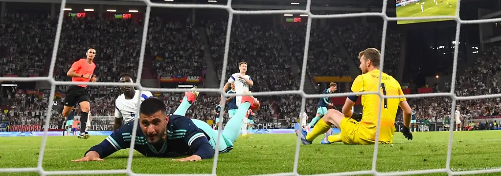 Fussball-Maenner-WM-Vorbereitung-Laenderspiel-vor-der-WM-Endrunde-Mewa-Arena-Deniz-Undav-Deutschland-bejubelt-sein-Tor-zum-3-0-Rechts-sitzt-Torwart-Lukas-Hradecky-Finnland