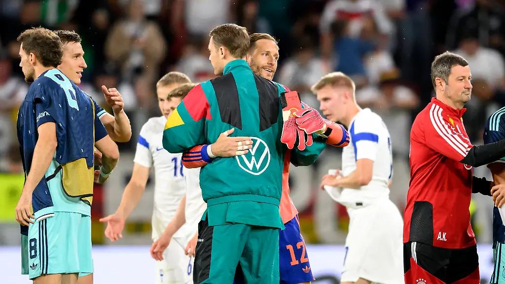 Torwart-Oliver-Baumann-GER-umarmt-Torwart-Manuel-Neuer-GER-nach-dem-Spiel-Fussball-Laenderspiel-Deutschland-GER-Finnland-FIN-am-31-05-2026-in-Mainz-Deutschland