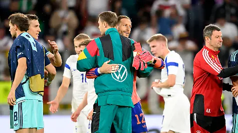 Torwart-Oliver-Baumann-GER-umarmt-Torwart-Manuel-Neuer-GER-nach-dem-Spiel-Fussball-Laenderspiel-Deutschland-GER-Finnland-FIN-am-31-05-2026-in-Mainz-Deutschland