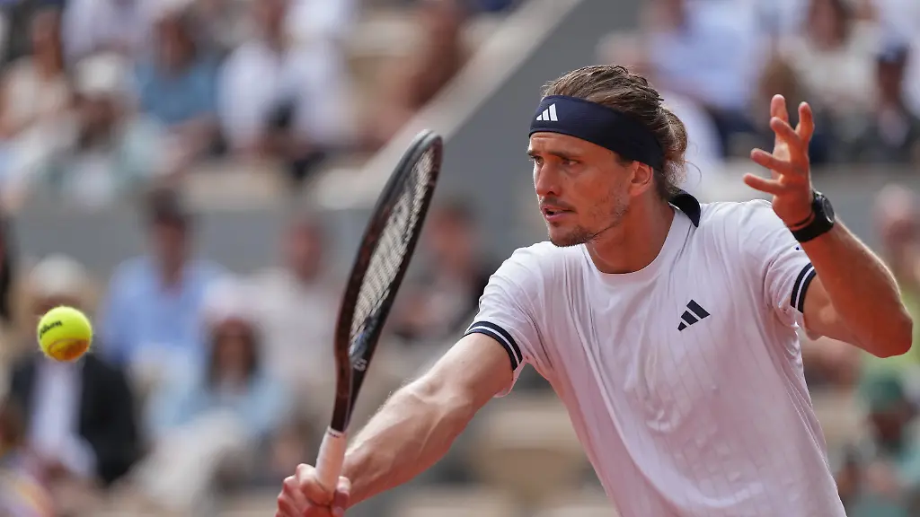 Germany-s-Alexander-Zverev-returns-to-Jesper-De-Jong-of-the-Netherlands-during-the-fourth-round-tennis-match-at-the-French-Open-in-Paris-Sunday-May-31-2026