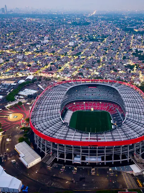 ARCHIV-10-05-2026-Mexiko-Mexiko-Stadt-Das-Aztekenstadion-Austragungsort-des-Eroeffnungsspiels-der-FIFA-Fussball-Weltmeisterschaft-2026-Luftaufnahme-mit-Drohne-Mexiko-wird-die-FIFA-Fussball-Weltmeisterschaft-2026-im-Juni-und-Juli-diesen-Jahres-gemeinsam-mit-den-Vereinigten-Staaten-und-Kanada-ausrichten