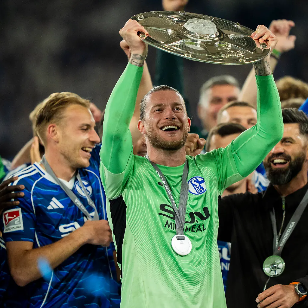 Loris-Karius-FC-Schalke-04-1-mit-der-Meisterschale-FC-Schalke-04-Eintracht-Braunschweig-2-Bundesliga-34-Spieltag-Veltins-Arena-Gelsenkirchen-Saison-2025-2026-17-05-2026-DFB-regulations-prohibit-any-use-of-photographs-as-image-sequences-and-or-quasi-video