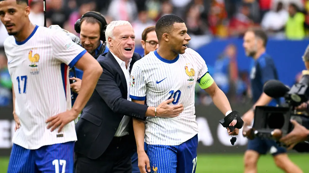 Fussball-Europameisterschaft-EURO-2024-Achtelfinale-Merkur-Spiel-Arena-Duesseldorf-Frankreich-Belgien-1-0-Kylian-Mbappe-FRA-und-Nationaltrainer-Didier-Deschamps-FRA-nach-Spielende-Jubel-Freude-Aktion