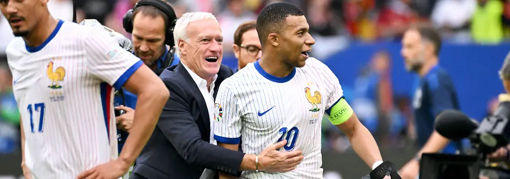 Fussball-Europameisterschaft-EURO-2024-Achtelfinale-Merkur-Spiel-Arena-Duesseldorf-Frankreich-Belgien-1-0-Kylian-Mbappe-FRA-und-Nationaltrainer-Didier-Deschamps-FRA-nach-Spielende-Jubel-Freude-Aktion