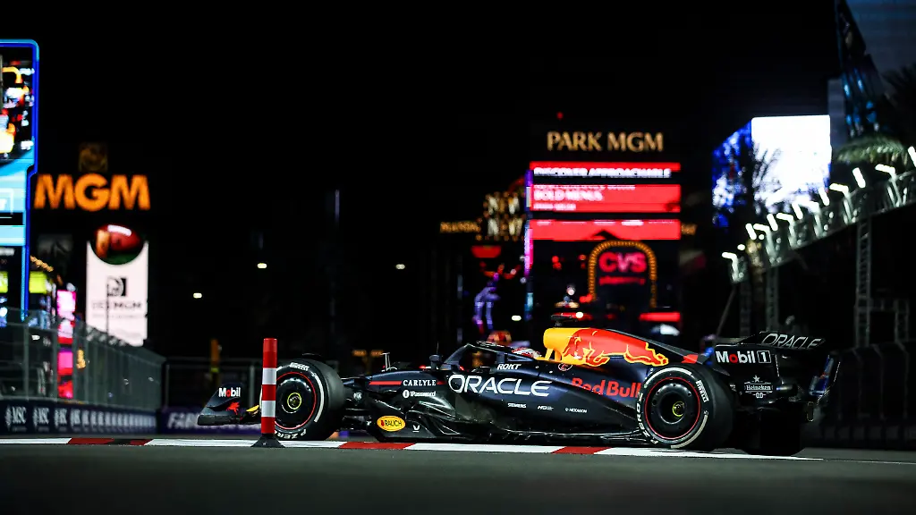 01-VERSTAPPEN-Max-nld-Red-Bull-Racing-RB21-action-during-the-2025-Formula-1-Las-Vegas-Grand-Prix-22th-round-of-the-2025-FIA-Formula-One-World-Championship-from-November-21-to-23-2025-on-the-Las-Vegas-Strip-Circuit-in-Paradise-Nevada-United-States-of-America-Photo-Xavier-Bonilla-DPPI