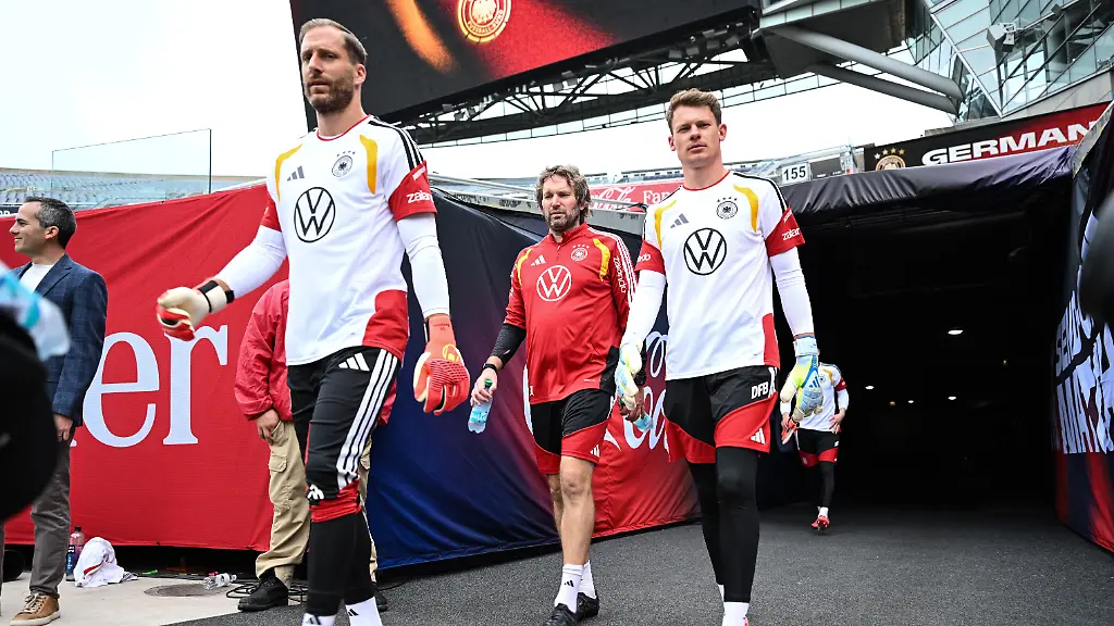 Oliver-Baumann-Torwarttrainer-Stefan-Wessels-und-Alexander-Nuebel-L-R-kommen-in-das-Stadion-GES-Fussball-Training-der-deutschen-Fussball-Nationalmannschaft-in-Chicago-05-06