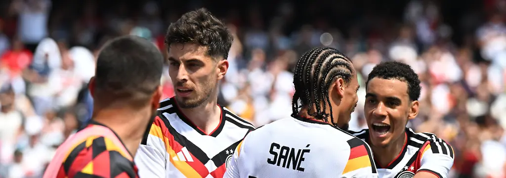 Fussball-Maenner-Nationalmannschaft-Vorbereitung-auf-die-Fussball-WM-2026-Laenderspiel-USA-Deutschland-im-Soldier-Field-Leroy-Sane-Deutschland-feiert-mit-Jamal-Musiala-r-Deutschland-nach-seinem-Tor-zum-1-2