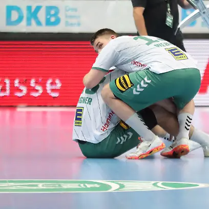 Ian-Weber-13-GWD-Minden-troestet-Tom-Bergner-28-GWD-Minden-nach-der-Niederlage-und-dem-Abstieg-relegation-Handball-DAIKIN-HBL-1-Bundesliga-Bundesliga-Saison-2025-2026-34-Spieltag-SC-DHfK-Leipzig-vs-GWD-Minden-am-07-06-2026-in-der-Quarterback-Immobilien-Arena-Leipzig