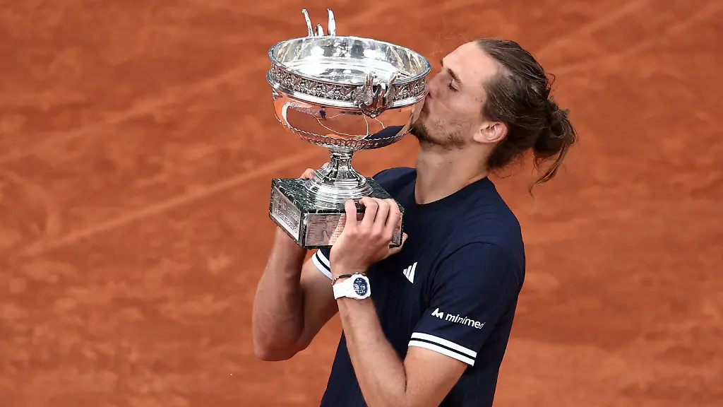 Tennis-French-Open-Roland-Garros-Paris-France-June-7-2026-Germany-s-Alexander-Zverev-kisses-the-trophy-as-he-celebrates-winning-the-final-against-Italy-s-Flavio-Cobolli-REUTERS-Guglielmo-Mangiapane