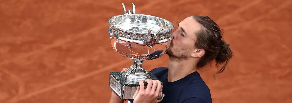 Tennis-French-Open-Roland-Garros-Paris-France-June-7-2026-Germany-s-Alexander-Zverev-kisses-the-trophy-as-he-celebrates-winning-the-final-against-Italy-s-Flavio-Cobolli-REUTERS-Guglielmo-Mangiapane