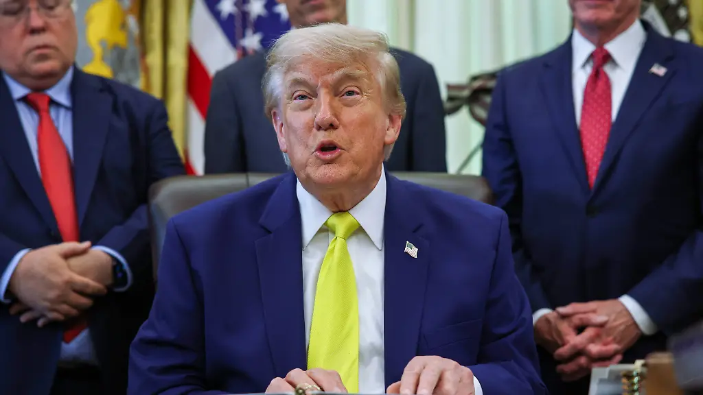 DC-President-Trump-Announces-700-million-Beautiful-Clean-Coal-Investment-United-States-President-Donald-J-Trump-discusses-renovations-to-the-Lincoln-Memorial-Reflecting-Pool-and-making-an-announcement-on-Beautiful-Clean-Coal-in-the-Oval-Office-of-the-White-House-in-Washington-DC-USA-on-June-4-2026-Trump-is-announcing-a-plan-to-invest-700-million-for-coal-plants-and-energy-infrastructure-using-the-Defense-Production-Act
