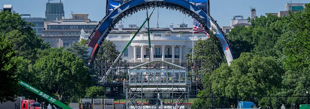 May-30-2026-Washington-Distirct-Of-Columbia-United-States-Contractors-work-on-construction-and-preparations-on-the-White-House-South-Lawn-ahead-of-the-planned-UFC-Freedom-250-event