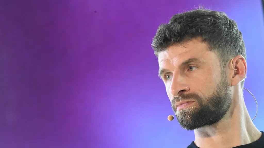 Fussballer-und-TV-Experte-Thomas-Mueller-waehrend-einer-Pressekonferenz-Er-reist-am-heutigen-Tag-zur-Fussball-WM-nach-Nordamerika