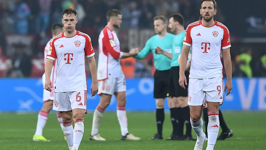 Fussball-1-Bundesliga-21-Spieltag-Bayer-04-Leverkusen-FC-Bayern-Muenchen-am-10-02-2024-in-der-BayArena-in-Leverkusen-Joshua-Kimmich-Muenchen-links-Harry-Kane-Muenchen-rechts-enttaeuscht-DFL-regulations-prohibit-any-use-of-photographs-as-image-sequences-and-or-quasi-video