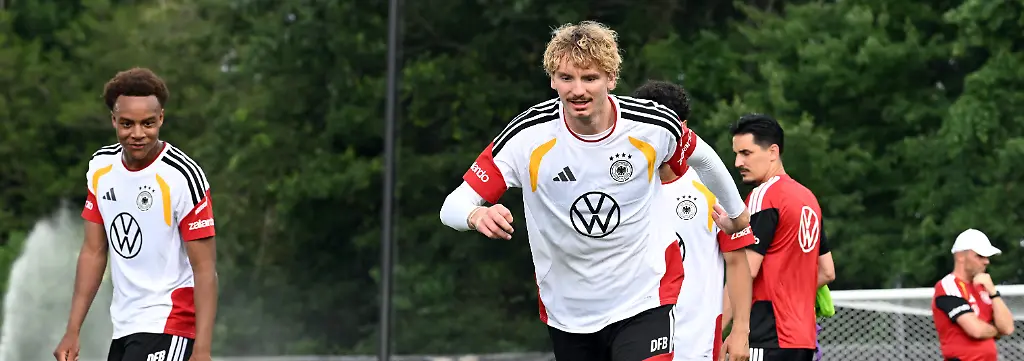 Fussball-Nationalmannschaft-vor-dem-ersten-WM-Spiel-gegen-Curacao-Assan-Ouedraogo-Deutschland-und-Nick-Woltemade-Deutschland-in-Aktion-beim-oeffentlichen-Training-auf-dem-Gelaende-der-Wake-Forest-University