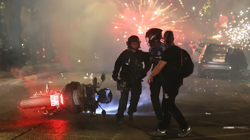 Fussball-Maenner-Champions-League-Paris-Saint-Germain-PSG-FC-Arsenal-Finale-Puskas-Arena-Die-Polizei-versucht-PSG-Fans-zu-vertreiben-die-in-Paris-nach-dem-Champions-League-Finale-zwischen-Paris-Saint-Germain-und-Arsenal-ein-Feuerwerk-gezuendet-hatten-Die-franzoesische-Grossstadt-Clermont-Ferrand-verhaengt-waehrend-der-Fussballweltmeisterschaft-eine-Ausgangssperre-fuer-Jugendliche-unter-16-Jahren-um-Ausschreitungen-zu-verhindern