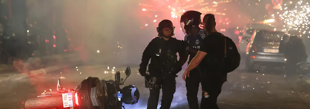Fussball-Maenner-Champions-League-Paris-Saint-Germain-PSG-FC-Arsenal-Finale-Puskas-Arena-Die-Polizei-versucht-PSG-Fans-zu-vertreiben-die-in-Paris-nach-dem-Champions-League-Finale-zwischen-Paris-Saint-Germain-und-Arsenal-ein-Feuerwerk-gezuendet-hatten-Die-franzoesische-Grossstadt-Clermont-Ferrand-verhaengt-waehrend-der-Fussballweltmeisterschaft-eine-Ausgangssperre-fuer-Jugendliche-unter-16-Jahren-um-Ausschreitungen-zu-verhindern