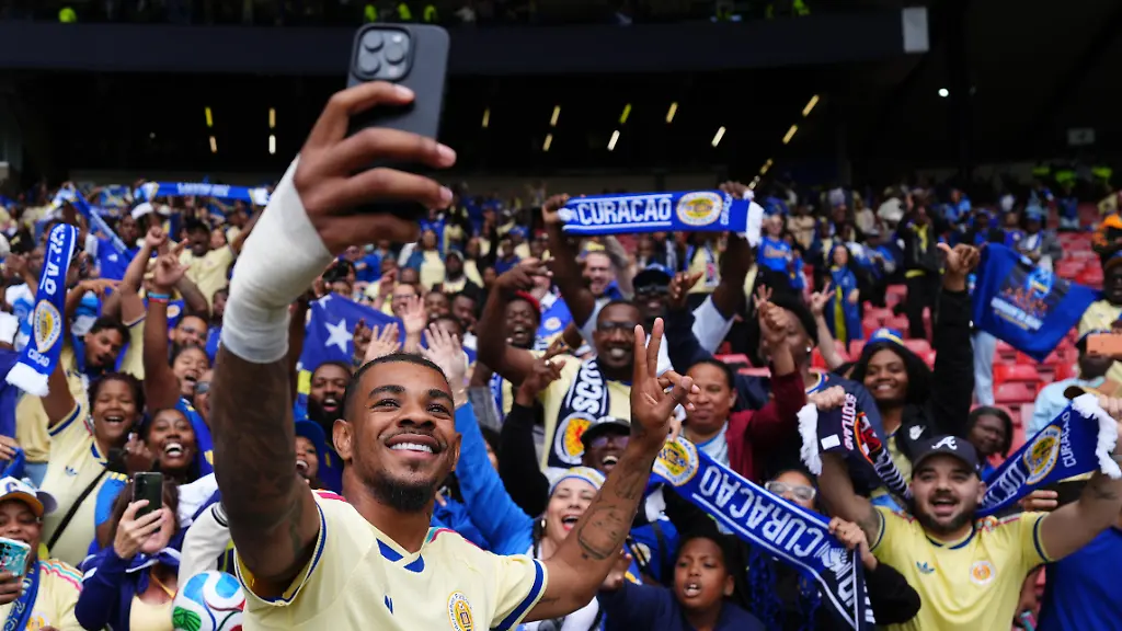 Scotland-v-Curacao-International-Friendly-Hampden-Park-Curacao-s-Juninho-Bacuna-with-fans-following-an-international-friendly-match-at-Hampden-Park-Glasgow-Picture-date-Saturday-May-30-2026-Photo-credit-should-read-Andrew-Milligan-PA-Wire-RESTRICTIONS-Use-subject-to-restrictions-Editorial-use-only-no-commercial-use-without-prior-consent-from-rights-holder
