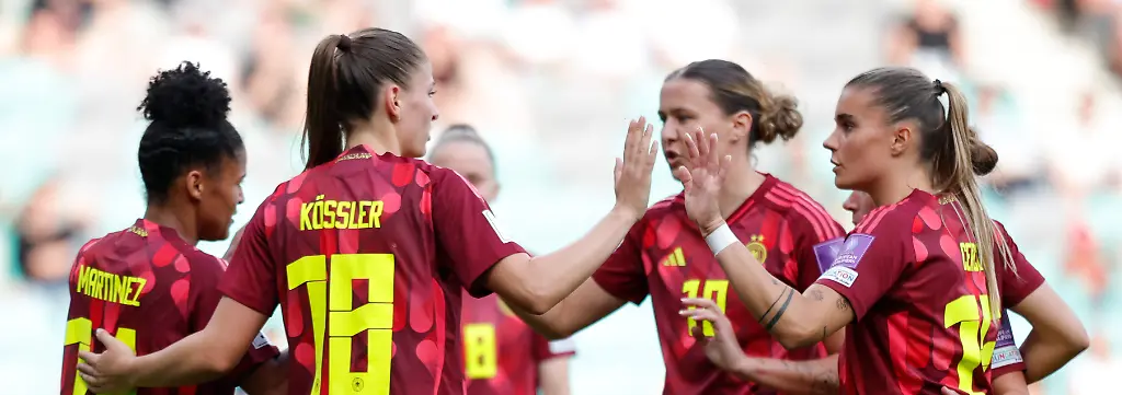 Fussball-Frauen-WM-Qualifikation-Europa-Frauen-Slowenien-Deutschland-Liga-A-Gruppe-D-6-Spieltag-Shekiera-Martinez-l-Deutschland-feiert-mit-ihrer-Mannschaft-nach-ihrem-Tor-zum-0-2