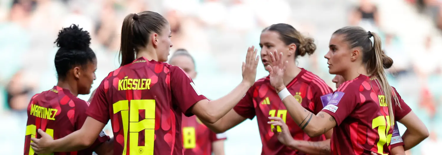 Fussball-Frauen-WM-Qualifikation-Europa-Frauen-Slowenien-Deutschland-Liga-A-Gruppe-D-6-Spieltag-Shekiera-Martinez-l-Deutschland-feiert-mit-ihrer-Mannschaft-nach-ihrem-Tor-zum-0-2