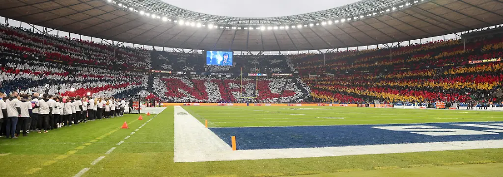 Das-Berliner-Olympiastadion-in-NFL-American-Football-Herren-USA-Design-Choreografie-GER-Indianapolis-Colts-vs-Atlanta-Falcons-American-Football-National-Football-League-Berlin-Game-2025-Woche-10-Saison-2025-09-11-2025-GER-Indianapolis-Colts-vs-Atlanta-Falcons-American-Football-National-Football-League-Berlin-Game-2025-Woche-10-Saison-2025-09-11