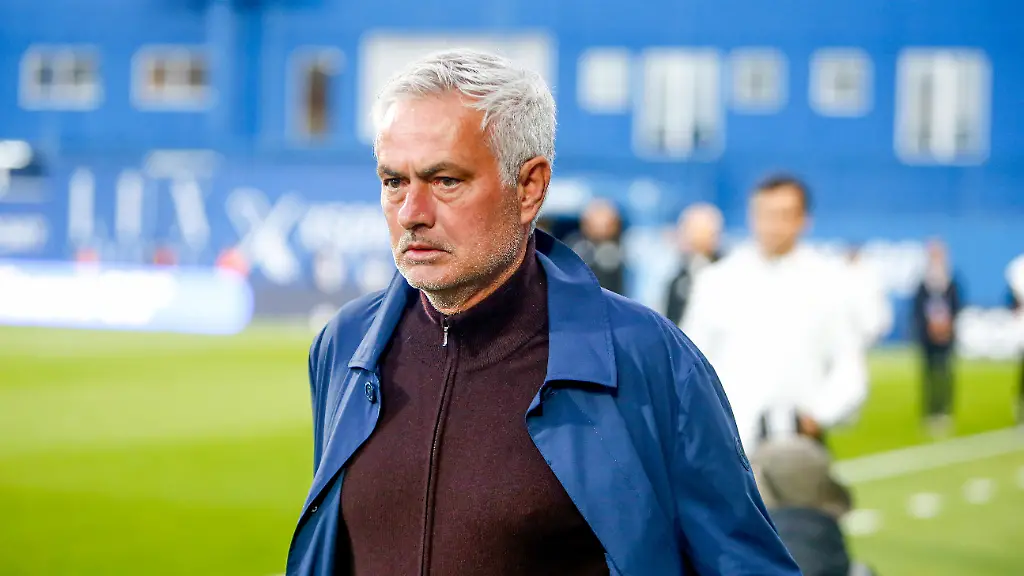 Jose-Mourinho-head-coach-of-SL-Benfica-during-the-Primeira-Liga-match-between-GD-Estoril-Praia-and-SL-Benfica-at-Estadio-Antonio-Coimbra-da-Mota-in-Estoril-Portugal-on-May-16-2026