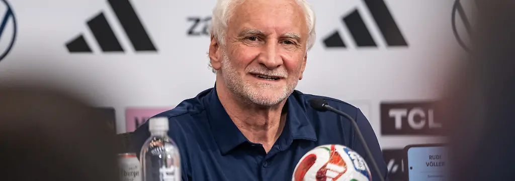 Sportdirektor-Rudi-Voeller-bei-der-ersten-Pressekonferenz-an-der-Wake-Forest-University-GES-Fussball-Pressekonferenz-der-deutschen-Fussball-Nationalmannschaft-in-Winston-Salem-09-06