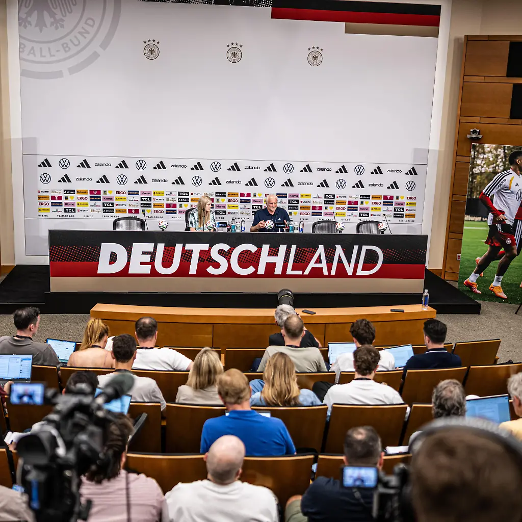 Sportdirektor-Rudi-Voeller-R-und-Pressesprecherin-Franziska-Wuelle-L-bei-der-ersten-Pressekonferenz-an-der-Wake-Forest-University-GES-Fussball-Pressekonferenz-der-deutschen-Fussball-Nationalmannschaft-in-Winston-Salem-09-06