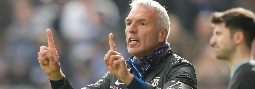 25-03-2023-Haensch-Arena-Meppen-GER-3-Liga-29-Spieltag-SV-Meppen-vs-Erzgebirge-Aue-Ernst-Middendorp-Trainer-SV-Meppen-gestikuliert-gibt-Anweisungen-DFL-REGULATIONS-PROHIBIT-ANY-USE-OF-PHOTOGRAPHS-AS-IMAGE-SEQUENCES-AND-OR-QUASI-VIDEO
