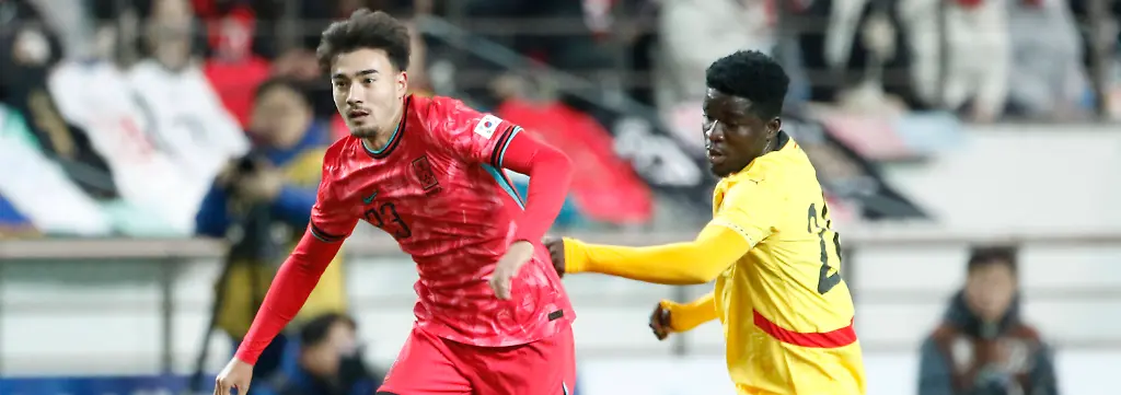 South-Korea-v-Ghana-Friendly-match-On-November-18-2025-in-Seoul-South-Korea-Castrop-Jens-of-South-Korea-and-Prince-Owusu-of-Ghana-play-during-the-Football-Men-s-International-Friendly-Laenderspiel-Nationalmannschaft-match-between-South-Korea-and-Ghana-at-World-Cup-Stadium-in-Seoul-South-Korea-Seoul-GYEONGBUK-South-Korea-PUBLICATIONxNOTxINxFRA-Copyright-xSeung-ilxRyux-originalFilename-ryu-2025mens250727-npbjP