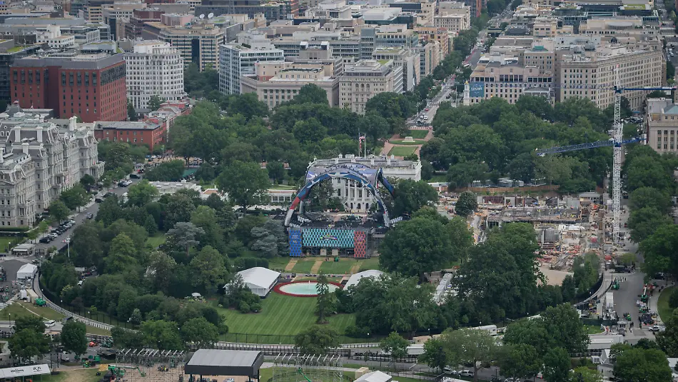 June-8-2026-Washington-Distirct-Of-Columbia-United-States-Construction-continues-on-the-White-House-South-Lawn-as-final-preparations-are-made-for-the-upcoming-UFC-Freedom-250-event-now-just-days-away