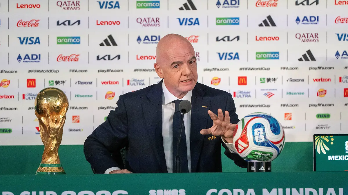 Fussball-Herren-Saison-2025-26-FIFA-Word-Cup-2026-in-Mexiko-Kanada-und-USA-Mexiko-City-ein-Tag-Ortszeit-vor-dem-Eroeffnungsspiel-im-Bild-Pressekonferenz-mit-FIFA-Praesident-Gianni-Infantino-im-Medienzentrum-im-Aztekenstadion-mit-WM-Pokal-und-WM-Ball-10-06