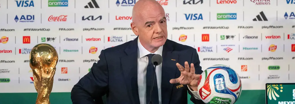 Fussball-Herren-Saison-2025-26-FIFA-Word-Cup-2026-in-Mexiko-Kanada-und-USA-Mexiko-City-ein-Tag-Ortszeit-vor-dem-Eroeffnungsspiel-im-Bild-Pressekonferenz-mit-FIFA-Praesident-Gianni-Infantino-im-Medienzentrum-im-Aztekenstadion-mit-WM-Pokal-und-WM-Ball-10-06