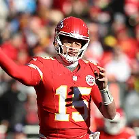 KANSAS-CITY-MO-DECEMBER-14-Kansas-City-Chiefs-quarterback-Patrick-Mahomes-15-throws-a-pass-in-the-second-quarter-of-an-NFL-American-Football-Herren-USA-game-between-the-Los-Angeles-Chargers-and-Kansas-City-Chiefs-on-December-14-2025-at-GEHA-Field-at-Arrowhead-Stadium-in-Kansas-City-MO