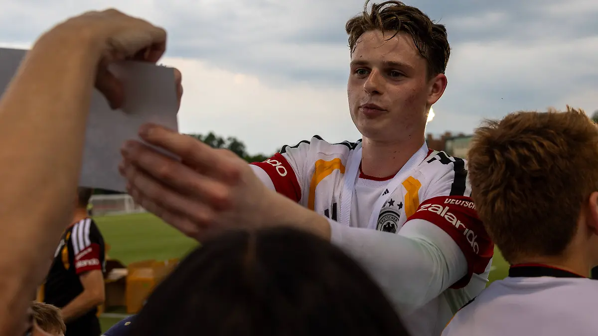 Team-Arrival-Germany-Base-Camp-practice-FIFA-World-Cup-WM-Weltmeisterschaft-Fussball-2026-Winston-Salem-during-fan-signing-event-day-1-DFB-practice-for-the-FIFA-World-Cup-2026-at-Wake-Forest-Universitys-Spry-Stadium-in-Winston-Salem-North-Carolina-United-States-June-8-2026