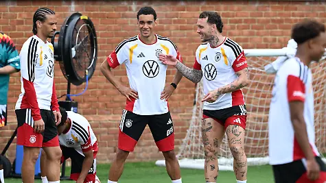 Fussball-Nationalmannschaft-Deutschland-Training-vor-dem-ersten-WM-Spiel-gegen-Curacao-Leroy-Sane-l-r-Jamal-Musiala-und-David-Raum-beim-Training