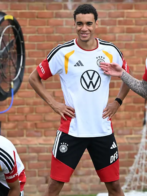 Fussball-Nationalmannschaft-Deutschland-Training-vor-dem-ersten-WM-Spiel-gegen-Curacao-Leroy-Sane-l-r-Jamal-Musiala-und-David-Raum-beim-Training