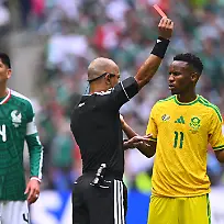 Fussball-Maenner-WM-Eroeffnungsspiel-Mexiko-Suedafrika-Vorrunde-Gruppe-A-Spieltag-1-Mexiko-Stadt-Stadion-Schiedsrichter-Wilton-Pereira-Sampaio-zeigt-Themba-Zwane-Suedafrika-die-Rote-Karte-ACHTUNG-Gemaess-den-Auflagen-der-FIFA-duerfen-die-Bilder-ausschliesslich-zur-redaktionellen-Verwendung-genutzt-werden-Eine-kommerzielle-Nutzung-ist-ausgeschlossen-Zudem-duerfen-keine-videoaehnlichen-Sequenzen-erstellt-werden-und-es-duerfen-keine-Veraenderungen-weder-im-Vordergrund-noch-im-Hintergrund-am-Bild-vorgenommen-werden