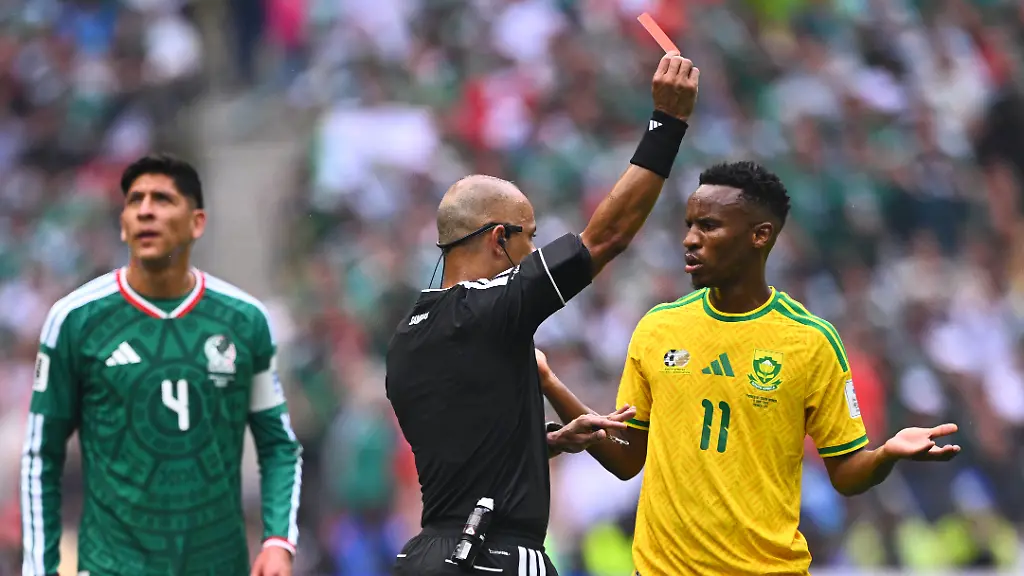 Fussball-Maenner-WM-Eroeffnungsspiel-Mexiko-Suedafrika-Vorrunde-Gruppe-A-Spieltag-1-Mexiko-Stadt-Stadion-Schiedsrichter-Wilton-Pereira-Sampaio-zeigt-Themba-Zwane-Suedafrika-die-Rote-Karte-ACHTUNG-Gemaess-den-Auflagen-der-FIFA-duerfen-die-Bilder-ausschliesslich-zur-redaktionellen-Verwendung-genutzt-werden-Eine-kommerzielle-Nutzung-ist-ausgeschlossen-Zudem-duerfen-keine-videoaehnlichen-Sequenzen-erstellt-werden-und-es-duerfen-keine-Veraenderungen-weder-im-Vordergrund-noch-im-Hintergrund-am-Bild-vorgenommen-werden