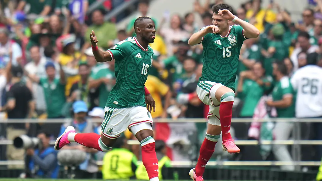 Fussball-Maenner-WM-Eroeffnungsspiel-Mexiko-Suedafrika-Vorrunde-Gruppe-A-Spieltag-1-Mexiko-Stadt-Stadion-der-Mexikaner-Julian-Quinones-l-jubelt-nachdem-er-das-Tor-zum-1-0-erzielt-hat-mit-Teamgefaehrten-Israel-Reyes-r