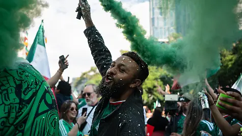 Fans-der-mexikanischen-Fussballnationalmannschaft-feiern-ihren-Sieg-ueber-die-suedafrikanische-Nationalmannschaft-im-Eroeffnungsspiel-der-Weltmeisterschaft-2026-Die-Feier-findet-am-Engel-der-Unabhaengigkeit-in-Mexiko-Stadt-statt