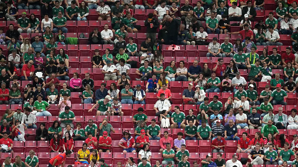 Fussball-Maenner-WM-Suedkorea-Tschechien-Vorrunde-Gruppe-A-Spieltag-1-Guadalajara-Stadion-in-Zapopan-bei-Guadalajara-Fans-verfolgen-das-Spiel