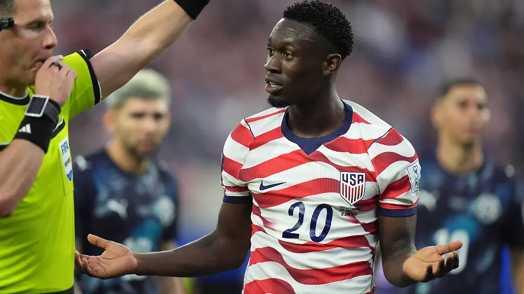 FIFA-World-Cup-WM-Weltmeisterschaft-Fussball-2026-Group-D-USA-vs-Paraguay-Folarin-Balogun-of-USA-R-interacts-with-referee-Danny-Makkelie-during-the-FIFA-World-Cup-2026-group-stage-match-USA-against-Paraguay-in-Los-Angeles-California-USA-12-June-2026