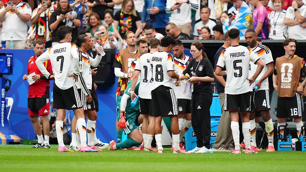 Germany-v-Curacao-FIFA-World-Cup-WM-Weltmeisterschaft-Fussball-2026-Group-E-HOUSTON-UNITED-STATES-JUNE-14-Players-of-Germany-are-seen-at-the-hydration-break-during-the-2026-FIFA-World-Cup-First-Stage-Group-E-match-between-Germany-and-Curacao-at-NRG-Stadium-Houston-Stadium-in-Houston-Texas-United-States-on-June-14-2026-Hakan-Akgun-Anadolu-Texas-United-States-Editorial-use-only-Please-get-in-touch-for-any-other-usage