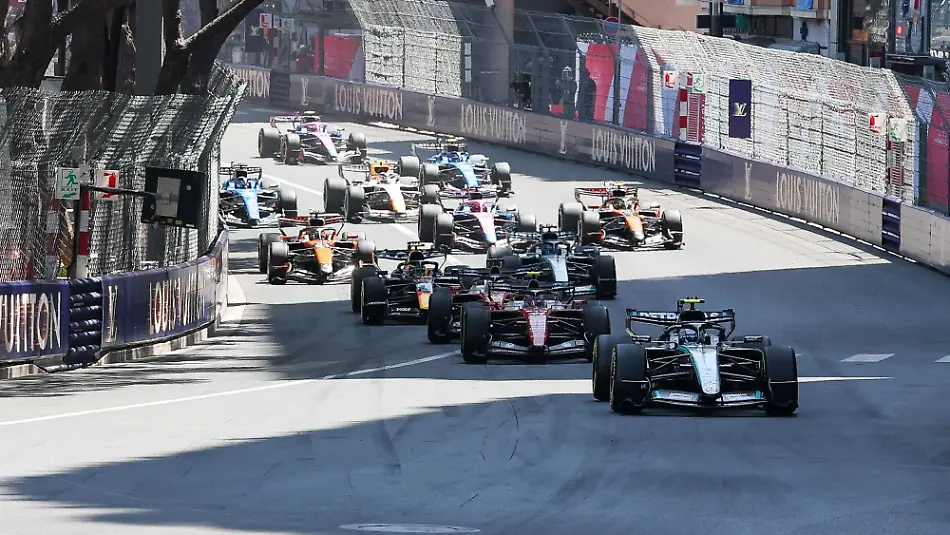 Start-Kimi-Antonelli-Mercedes-AMG-Petronas-12-Lewis-Hamilton-Scuderia-Ferrari-HP-44-Charles-Leclerc-Scuderia-Ferrari-HP-16-Rennen-Grosser-Preis-von-Monaco-Motorsport-Herren-Formel-1-07-06