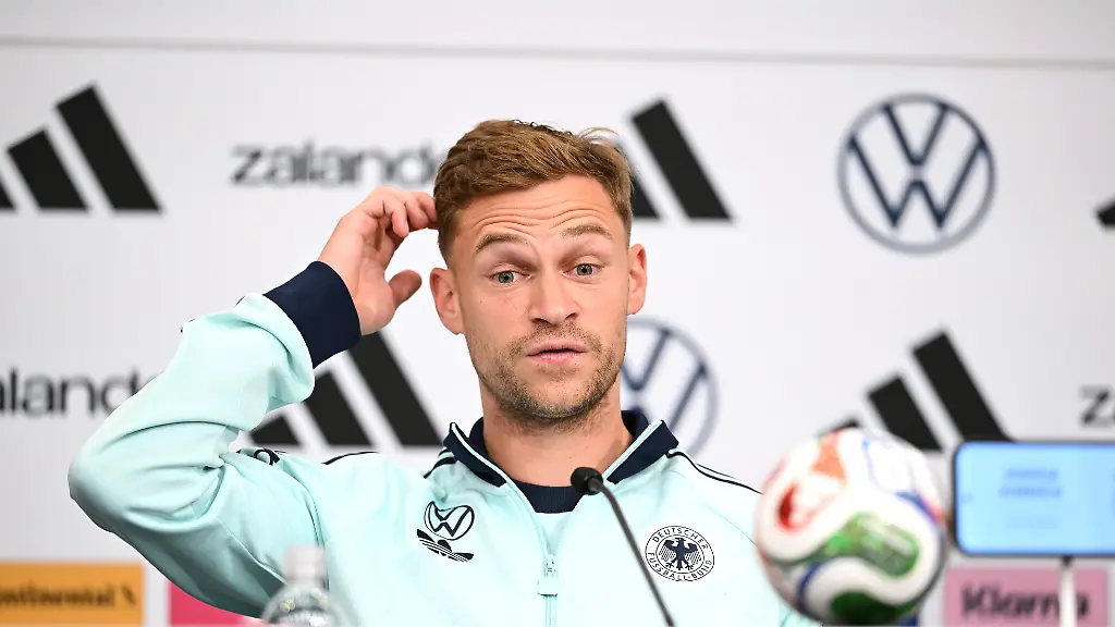 Fussball-WM-2026-Nationalmannschaft-Deutschland-Pressekonferenz-vor-dem-zweiten-WM-Spiel-gegen-die-Elfenbeinkueste-Joshua-Kimmich-Deutschland-nimmt-an-einer-PK-teil