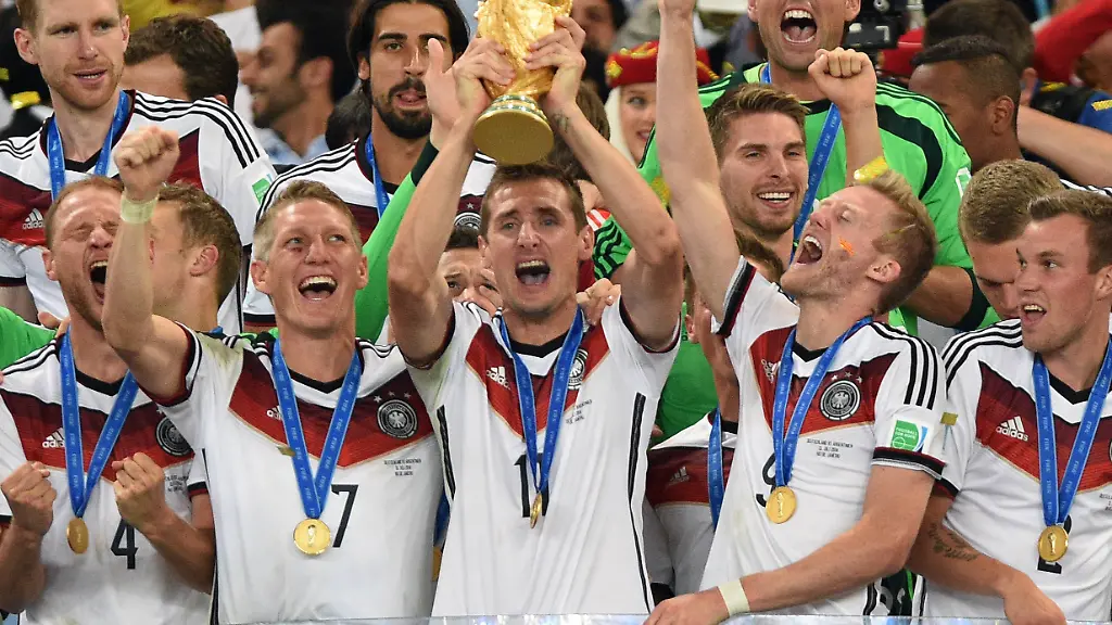 Miroslav-KLOSE-GER-mit-Pokal-li-Bastian-SCHWEINSTEIGER-GER-Benedikt-HOEWEDES-HAeWEDES-GER-Teamfoto-Team-Mannschaft-Mannschaftsfoto-Jubel-Freude-Begeisterung-Siegerehrung-Ehrentribuene-Cup-Trophy-Trophaee-Deutschland-GER-Argentinien-ARG-1-0-n-V-Finale-Final-Spiel-64-am-13-07-2014-in-Rio-de-Janeiro-Fussball-Weltmeisterschaft-2014-in-Brasilien-vom-12-06-13-07-2014