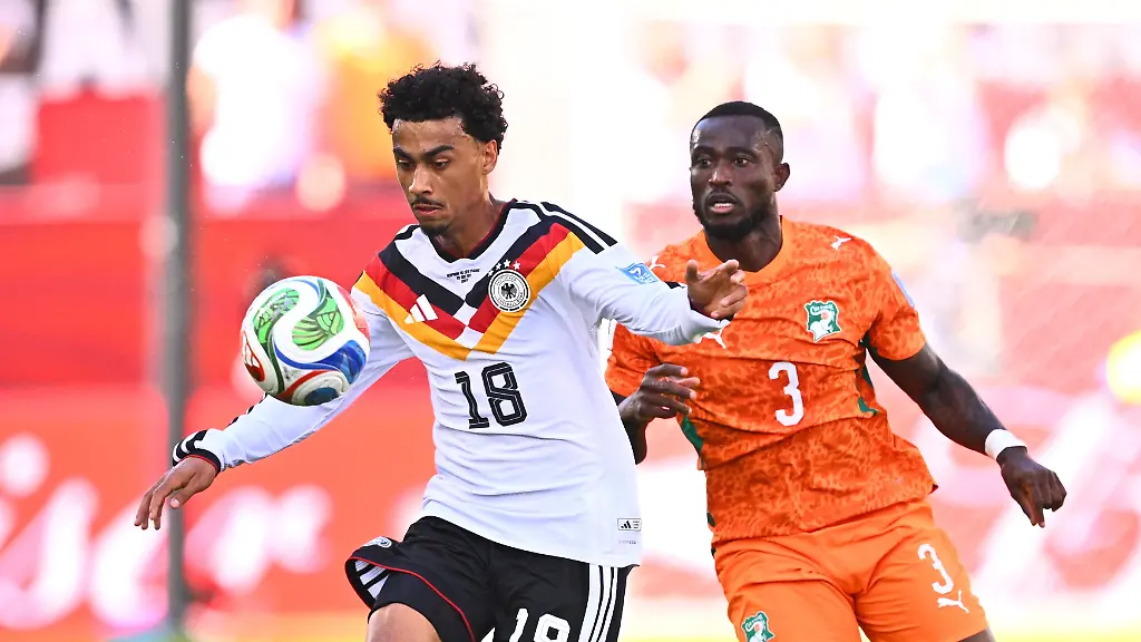 Fussball-Maenner-WM-2026-Deutschland-Elfenbeinkueste-Vorrunde-Gruppe-E-Spieltag-2-Toronto-Stadion-Nathaniel-Brown-Deutschland-und-Ghislain-Konan-Elfenbeinkueste-kaempfen-um-den-Ball-ACHTUNG-Gemaess-den-Auflagen-der-FIFA-duerfen-die-Bilder-ausschliesslich-zur-redaktionellen-Verwendung-genutzt-werden-Eine-kommerzielle-Nutzung-ist-ausgeschlossen-Zudem-duerfen-keine-videoaehnlichen-Sequenzen-erstellt-werden-und-es-duerfen-keine-Veraenderungen-weder-im-Vordergrund-noch-im-Hintergrund-am-Bild-vorgenommen-werden